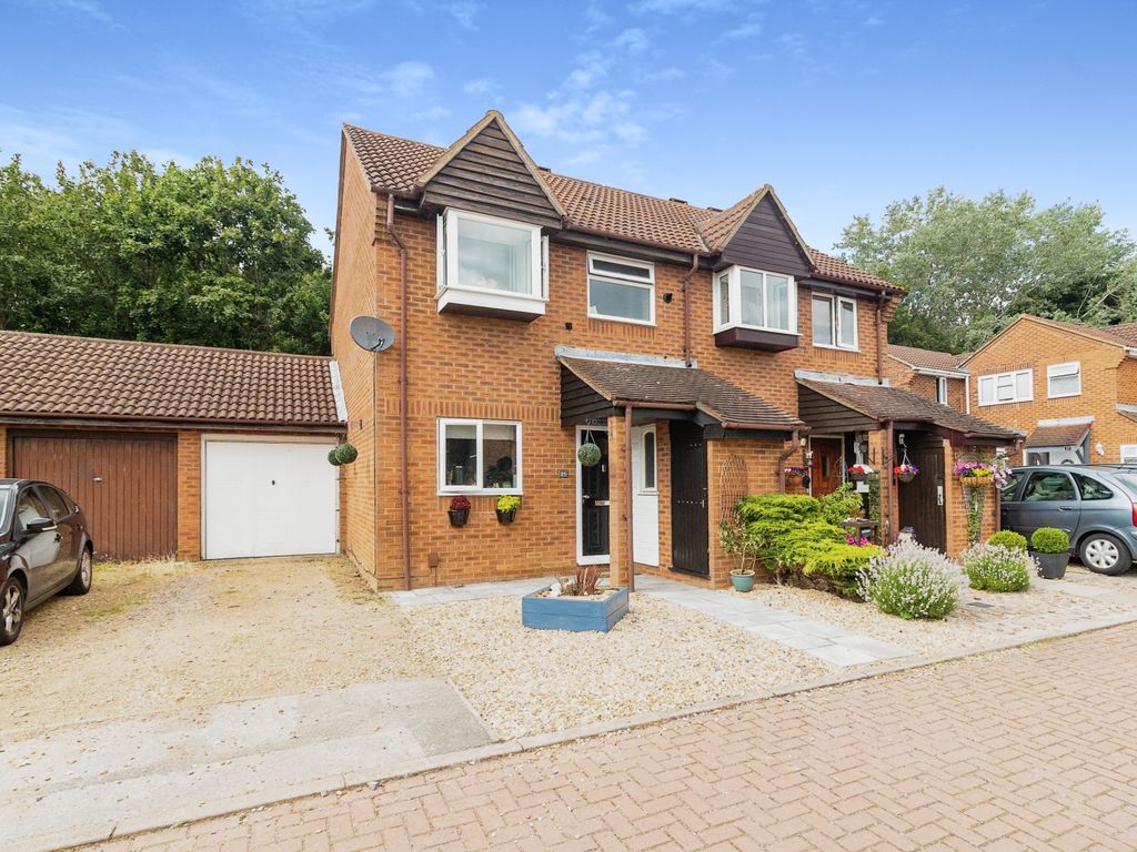 3 bed semidetached house for sale in Huntsman Grove, Blakelands