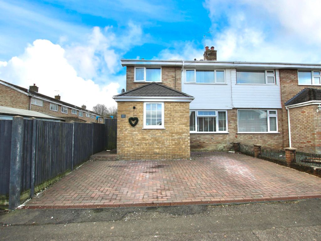 4 bed end terrace house for sale in Hill Crescent, Aylesham, Canterbury