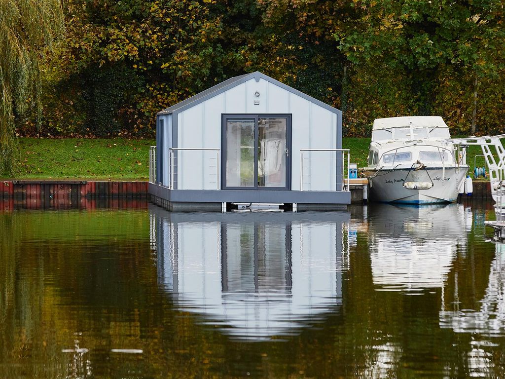 1 bed houseboat for sale in Bates Wharf, Chertsey KT16, £149,000 Zoopla