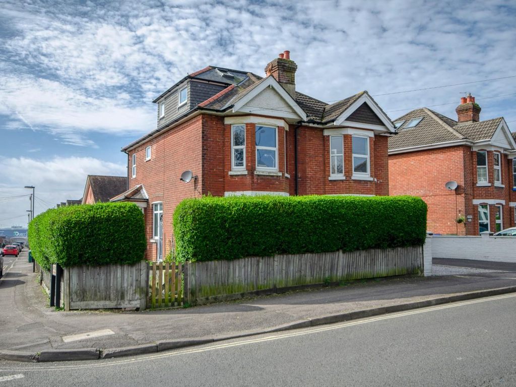 4 bed semidetached house for sale in Weston Grove Road, Woolston