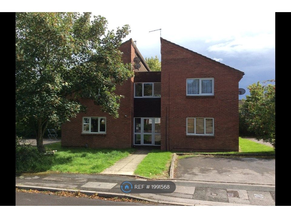 Studio to rent in Stonefield Close, Eastleaze, Swindon SN5, £625 pcm