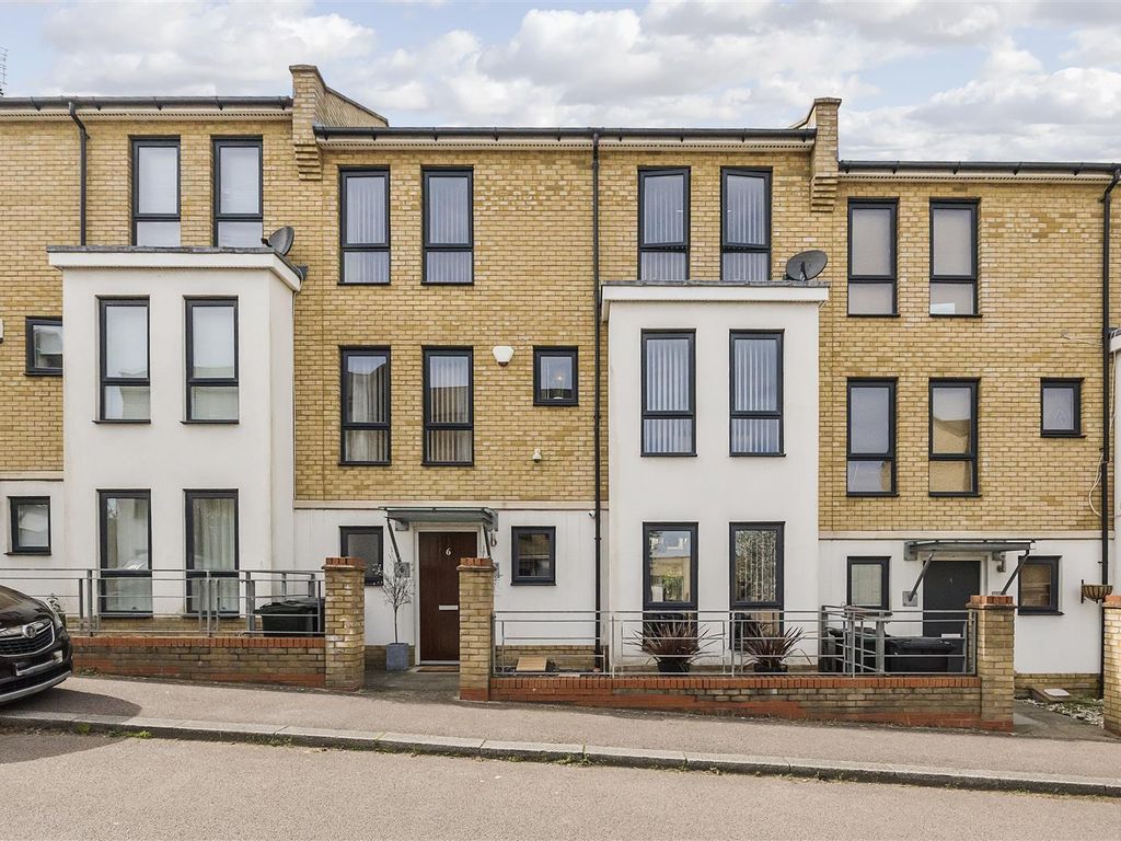 5 bed property for sale in Waterstone Way, Greenhithe DA9, £500,000