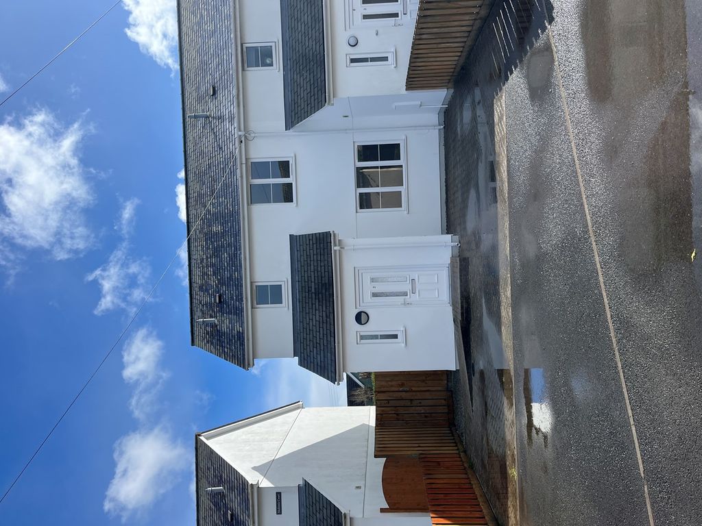 3 bed semidetached house for sale in Molinnis Court, New Molinnis