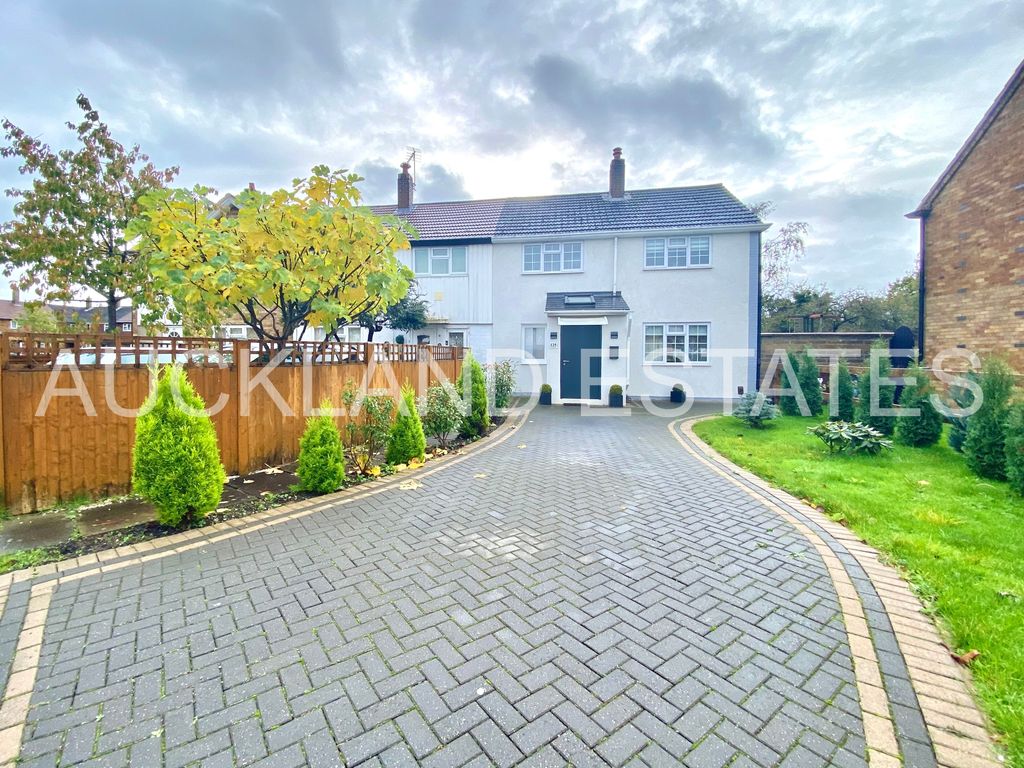 3 bed end terrace house for sale in Ashwood Road, Potters Bar EN6, £