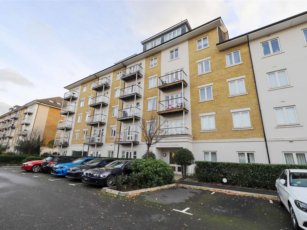 1 bed flat to rent in Denham House, Park Lodge Avenue, West Drayton UB7