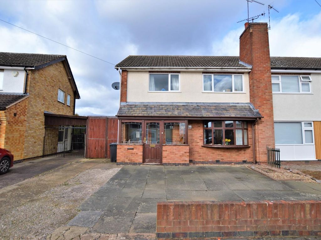3 bed semidetached house for sale in Suffolk Close, Wigston