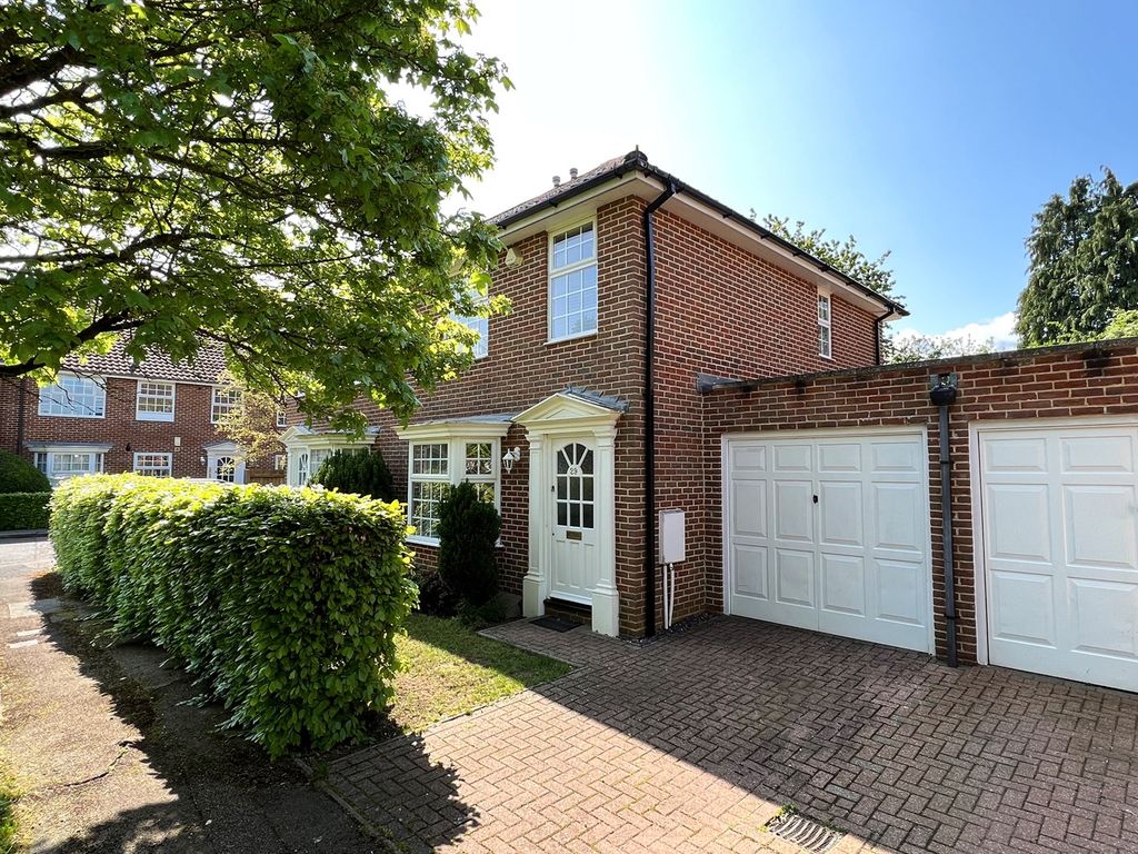 3 bed semidetached house to rent in Parkway Gardens, Welwyn Garden