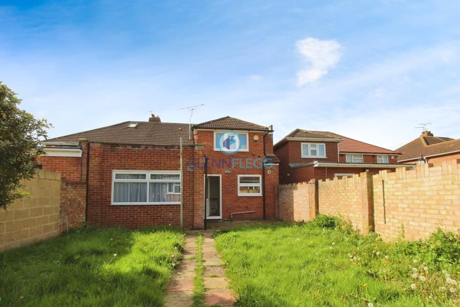 5 bed semidetached house to rent in Norfolk Avenue, Slough SL1, £2,500 pcm Zoopla