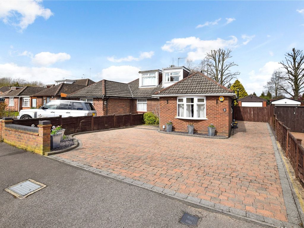 4 bed bungalow for sale in Buttercup Close, Dunstable, Bedfordshire LU6