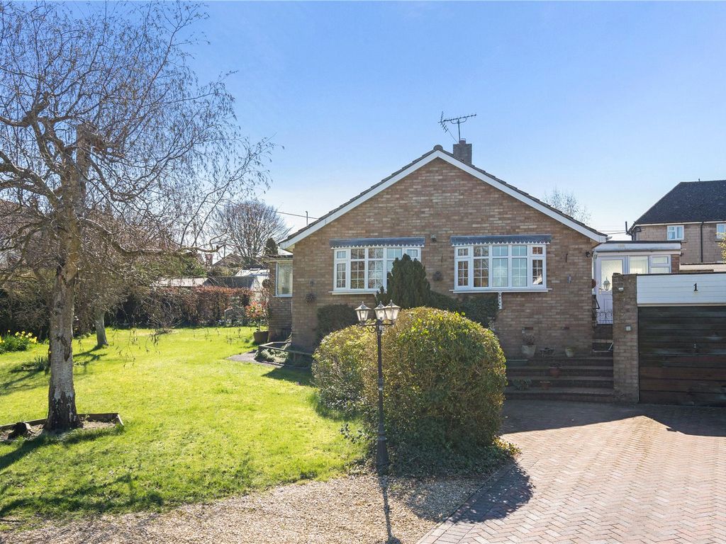 3 bed bungalow for sale in Olivers Close, Cherhill, Calne SN11 Zoopla