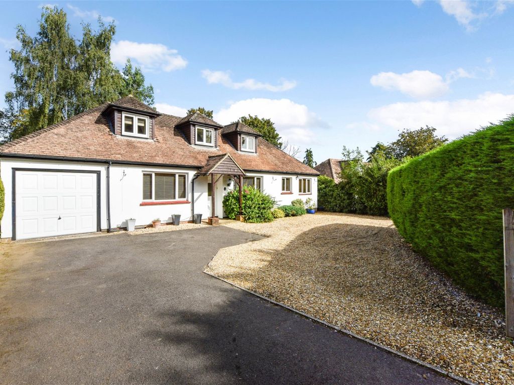 4 bed detached house for sale in Gloucester Close, Four Marks GU34, £