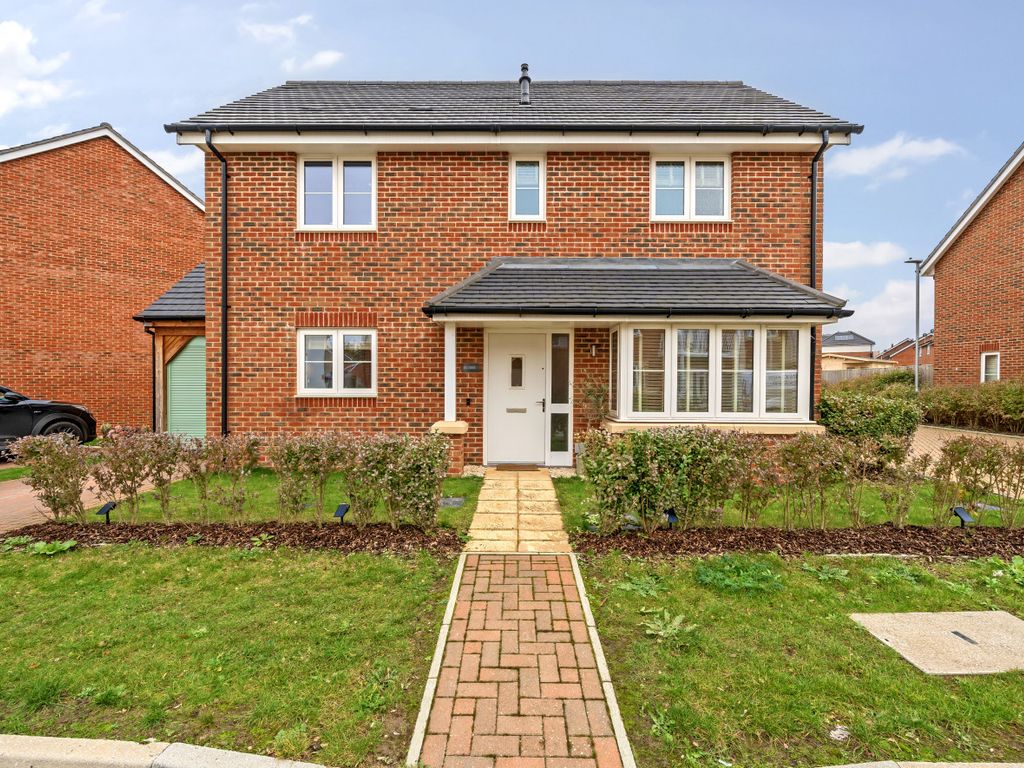 3 bed detached house for sale in Goddard Crescent, Wokingham, Berkshire RG40, £600,000 Zoopla