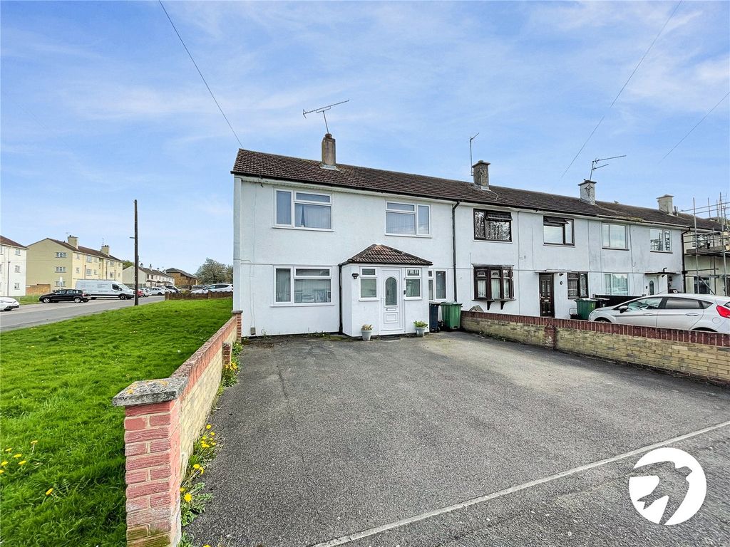 5 bed end terrace house to rent in Cornwall Close, Maidstone, Kent ME15