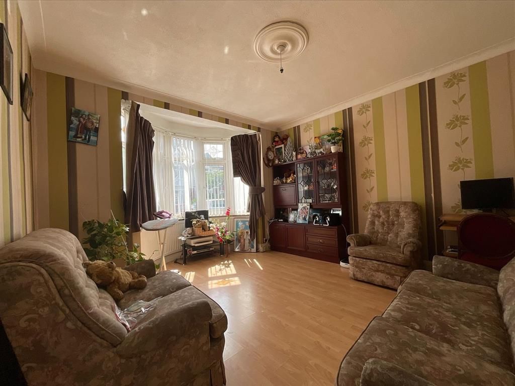 3 bed end terrace house for sale in Trinity Road, Ilford, Essex IG6, £
