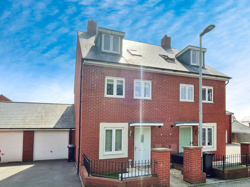 4 bed town house for sale in Sunflower Road, Emersons Green, Bristol