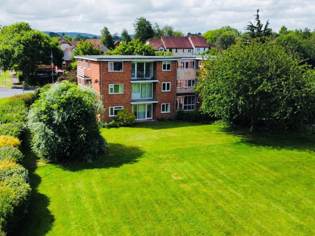 2 bed flat to rent in Claremont Court, Windsor Close, Taunton, Somerset