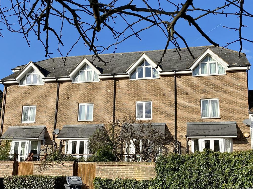 4 bed town house for sale in Medway Court, Aylesford ME20 Zoopla