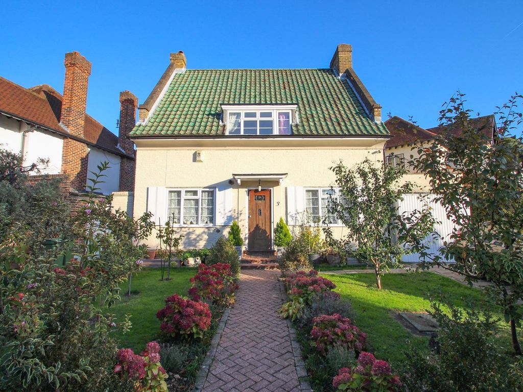 3 bed detached house for sale in Hillcrest Gardens, Hinchley Wood KT10