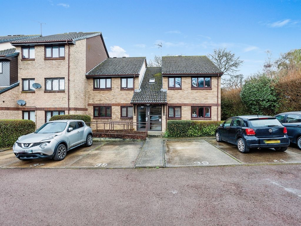 2 bed flat for sale in Wallis Way, Horsham RH13, £200,000 Zoopla