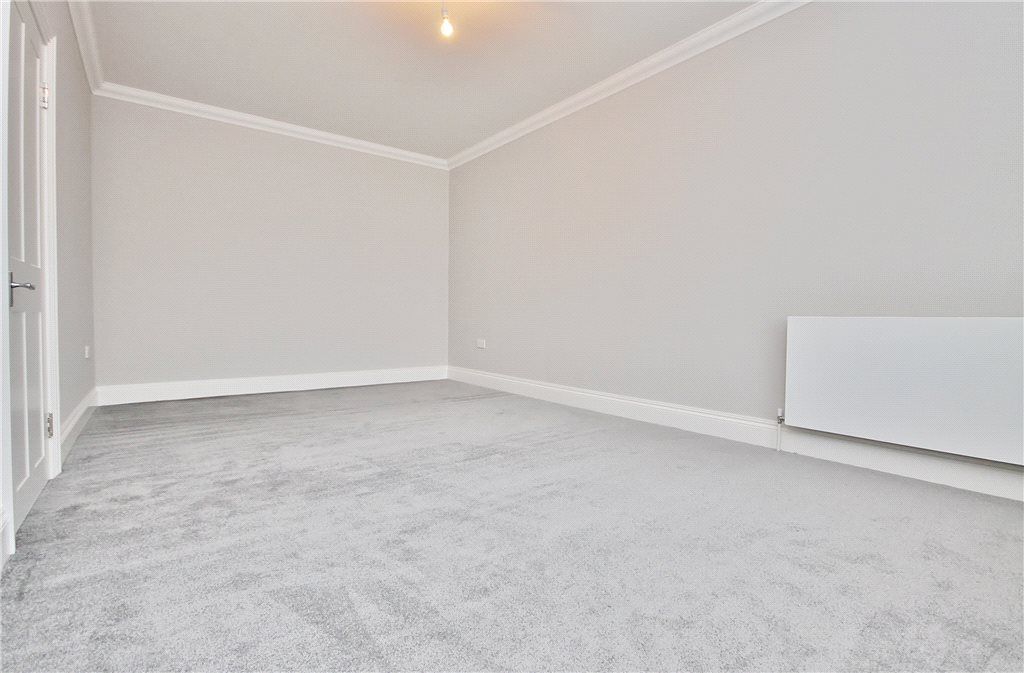 3 bed flat to rent in Thames Street, SunburyOnThames, Surrey TW16, £