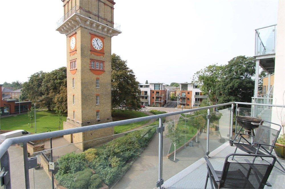 2 bed flat to rent in Kingswood Court, Hither Green, London SE13, £