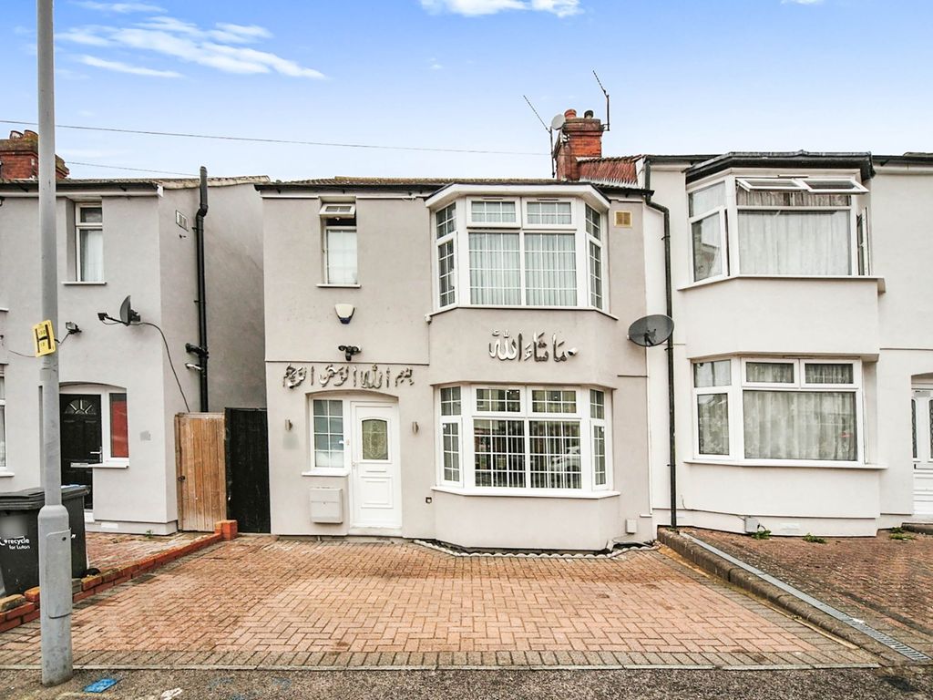 3 bed semidetached house for sale in Beverley Road, Luton LU4, £