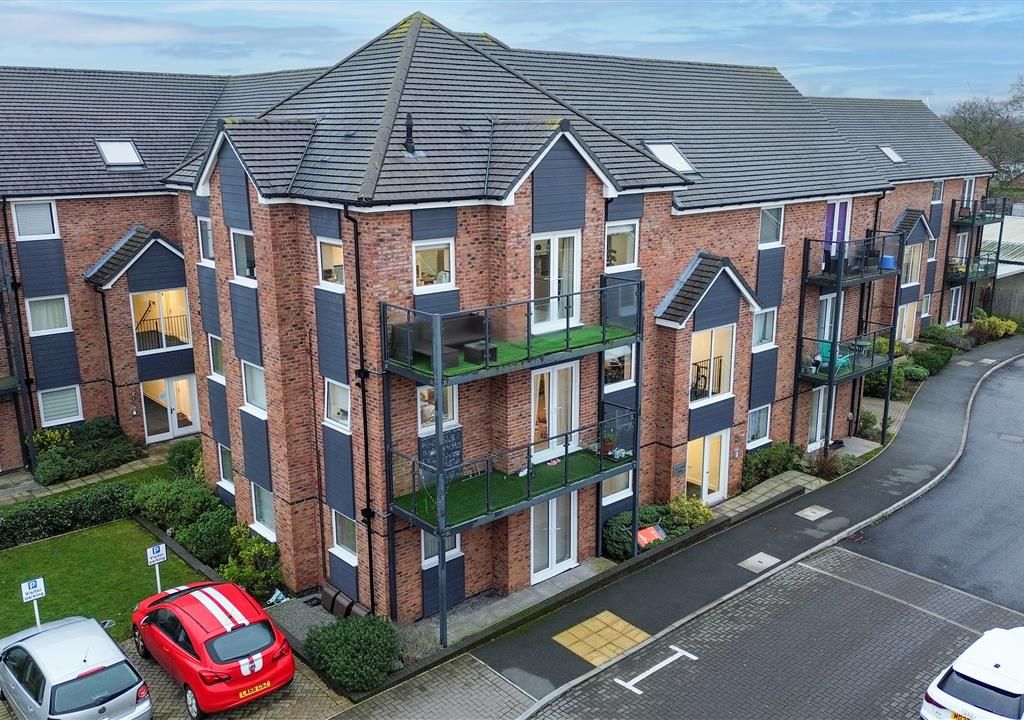 2 bed flat to rent in Cadet Drive, Shirley, Solihull B90, £1,300 pcm