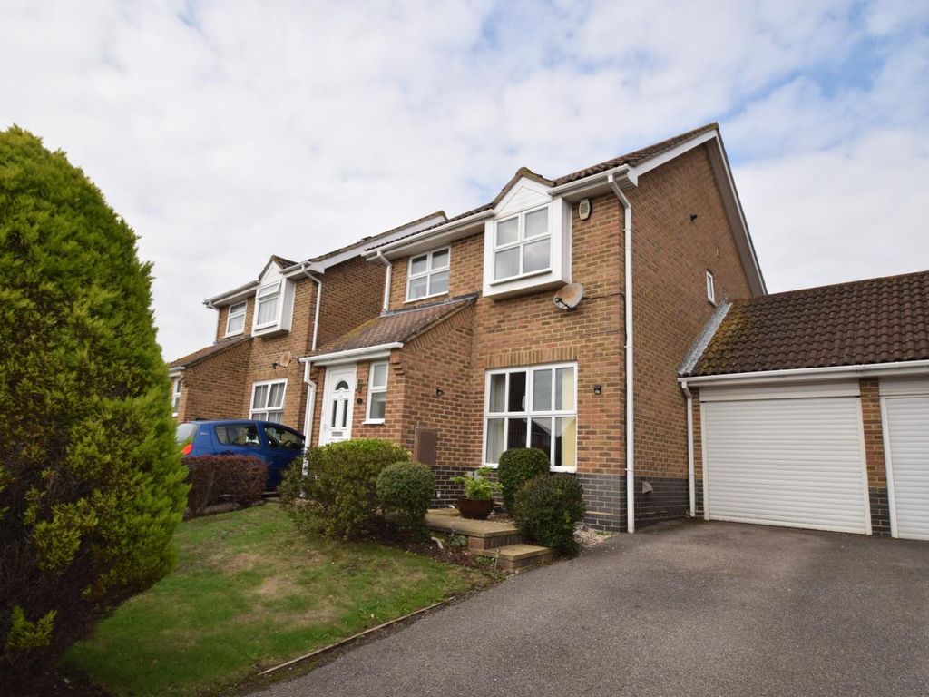 3 bed linkdetached house for sale in Cairngorm Close, Eastbourne BN23