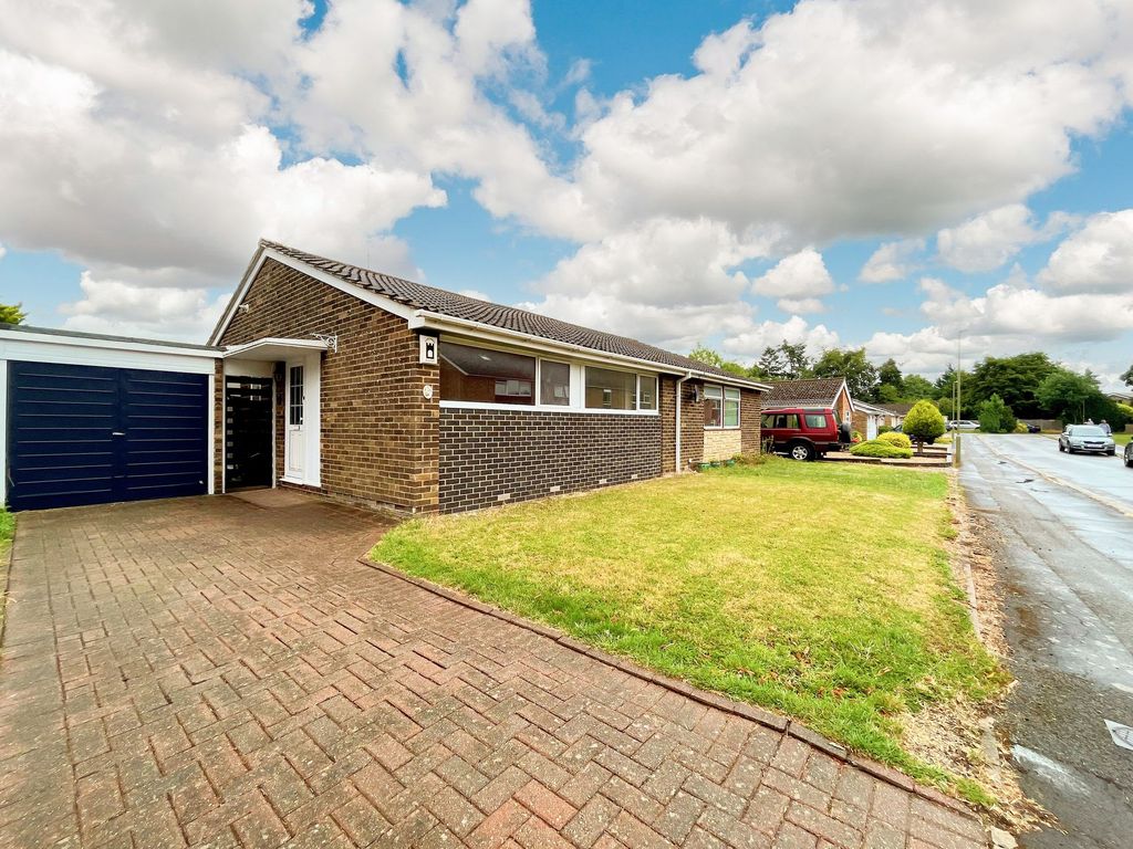 3 bed semidetached bungalow for sale in Shelley Close, Abingdon OX14