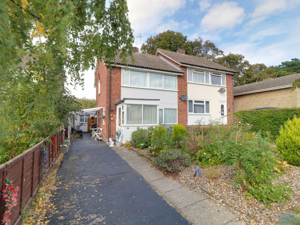 3 bed semidetached house for sale in Churchill Avenue, Newmarket CB8