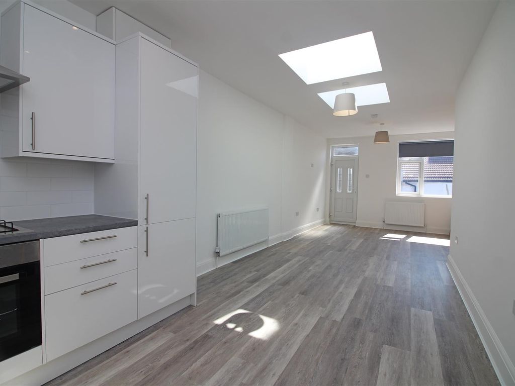 2 bed flat to rent in Lea Bridge Road, London E10, £1,800 pcm Zoopla