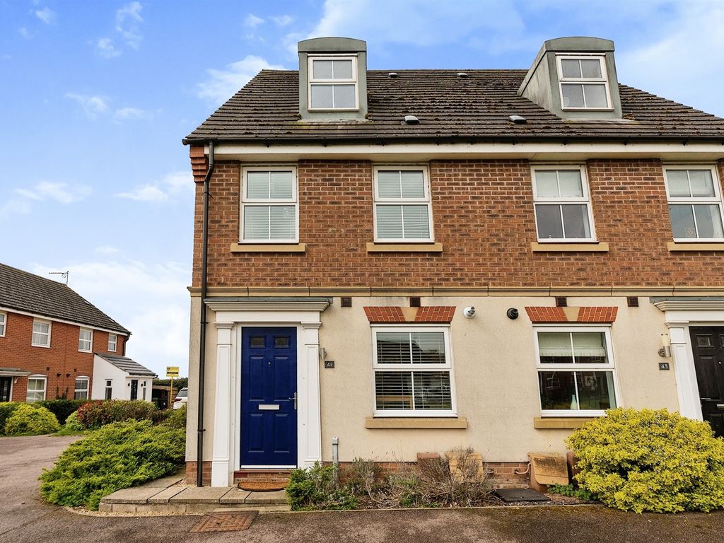 3 bed town house for sale in Hillside Gardens, Wittering, Peterborough