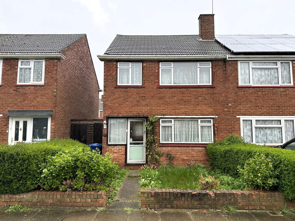 3 bed semidetached house for sale in Southwell Avenue, Northolt UB5, £