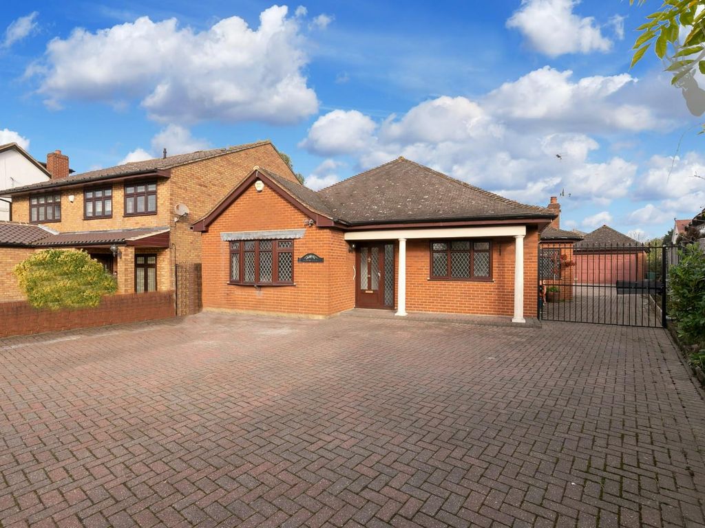 3 bed bungalow to rent in Oak Hill Road, Stapleford Abbotts, Romford
