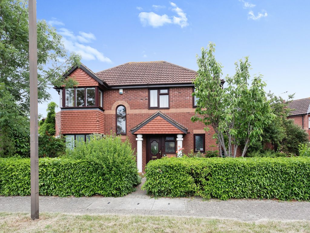 4 bed detached house for sale in Brill Place, Bradwell Common, Milton