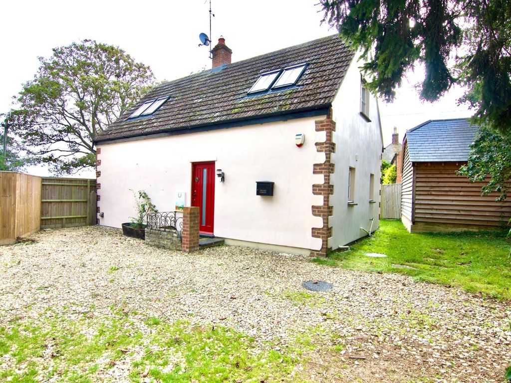 2 bed detached house to rent in Ifield Wood, Ifield, Crawley OX29, £