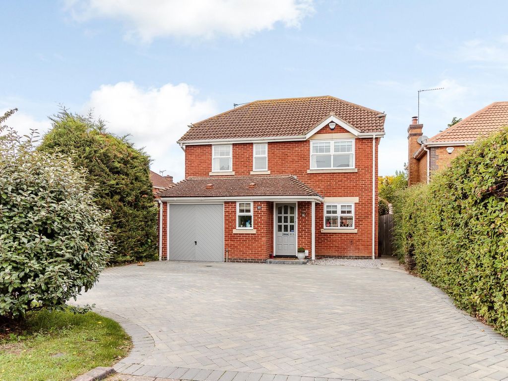 4 bed detached house to rent in St Andrews Gardens, Cobham KT11, £3,750