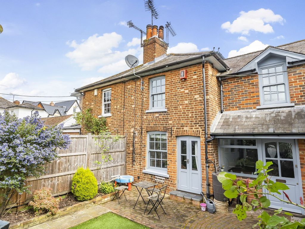 3 bed semidetached house for sale in Middle Road, Leatherhead KT22, £