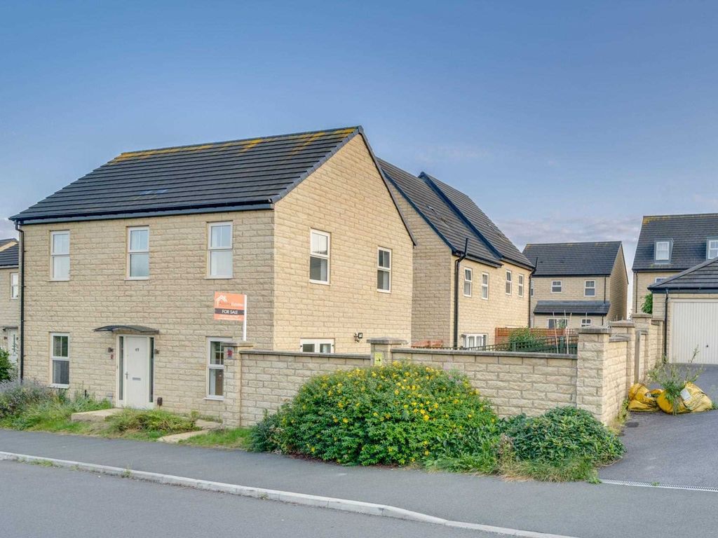 4 bed detached house to rent in Bretby Avenue, Ossett WF5, £1,700 pcm