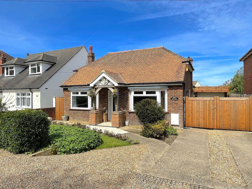 3 bed detached bungalow for sale in London Road, Faversham ME13, £