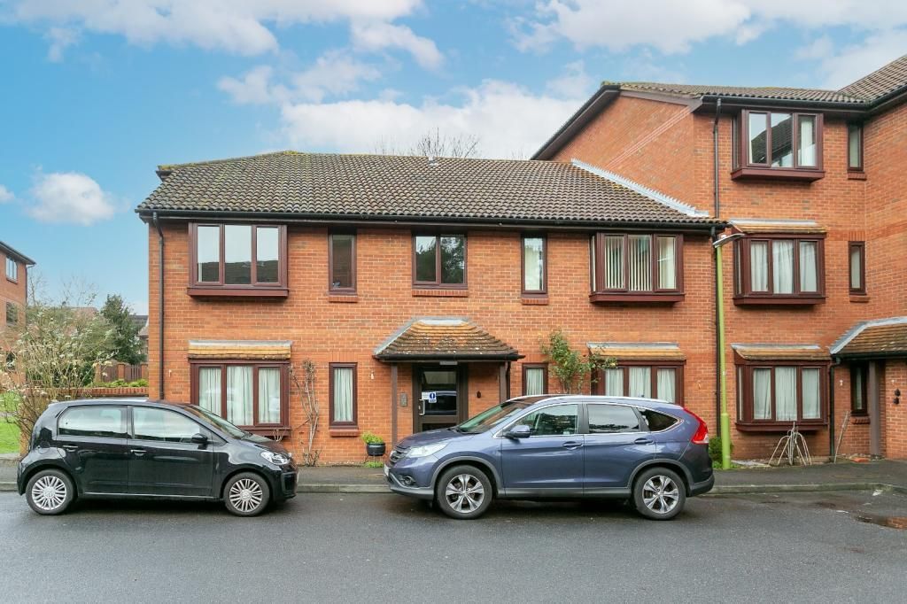 2 bed flat for sale in Meadow Croft, Bushey WD23, £295,000 Zoopla