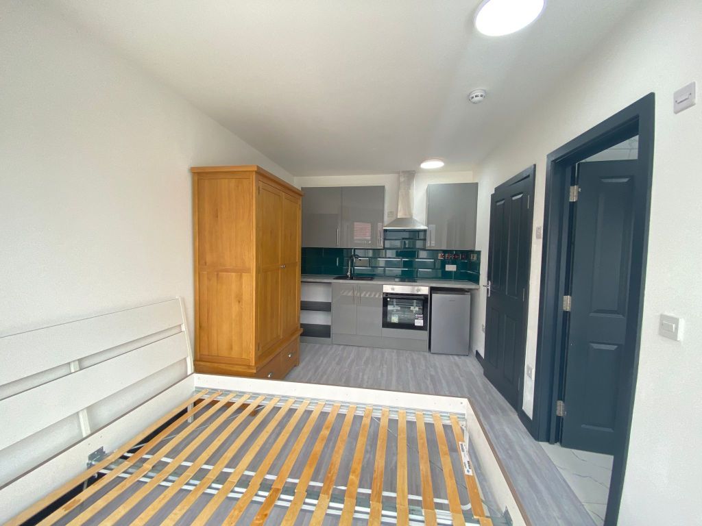 Studio to rent in Cromwell Road, Hounslow TW3, £1,200 pcm Zoopla