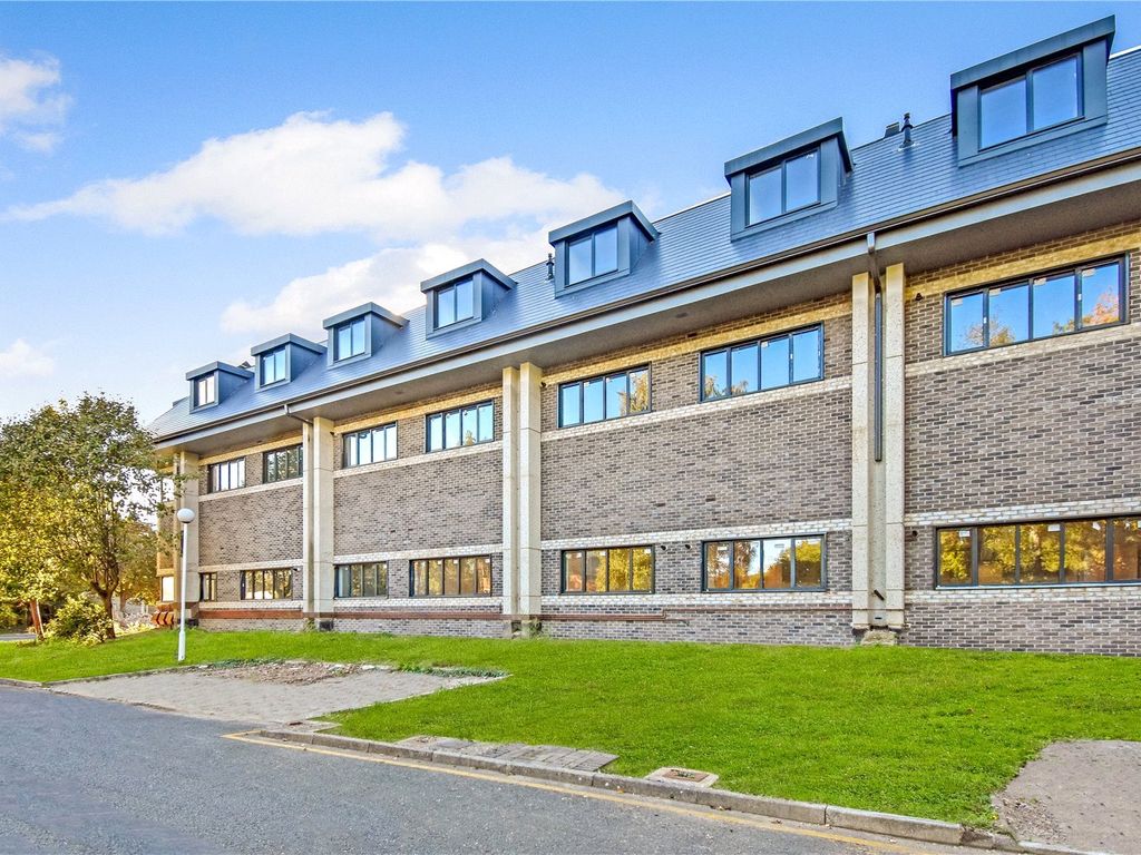 1 bed flat to rent in Emerald House, 236A London Road, Newbury RG14, £