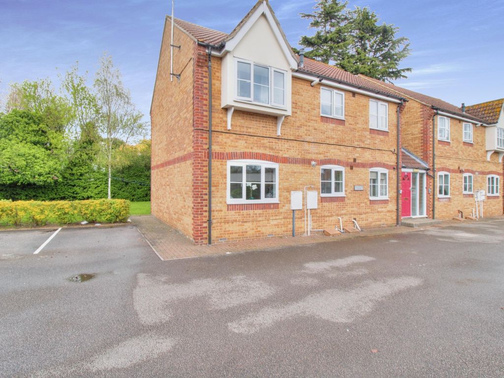 2 bed flat for sale in Silver Way, Romford RM7 Zoopla