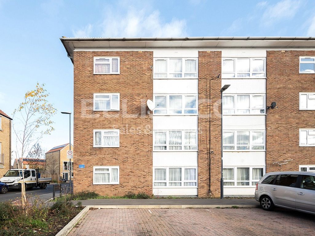 2 bed flat for sale in Chichester Court, Stanmore, Middlesex HA7, £360,000 Zoopla