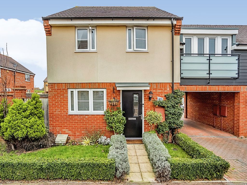 3 bed semidetached house for sale in Wolseley Drive, Dunstable LU6