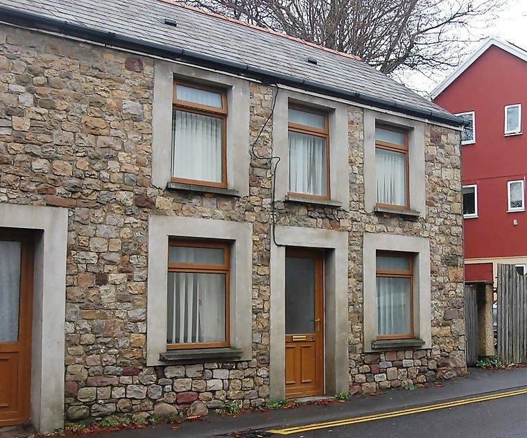 2 bed semidetached house to rent in High Street, Ammanford
