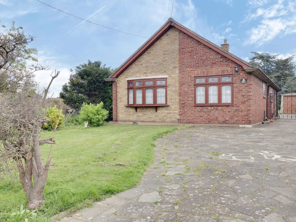 3 bed detached bungalow for sale in Briscoe Road, Rainham RM13, £