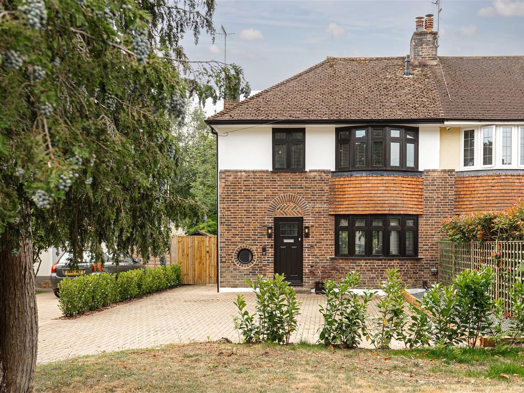 3 bed property for sale in Castle Drive, Horley RH6, £625,000 Zoopla