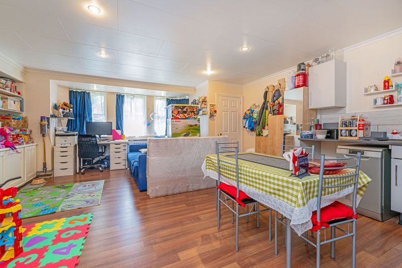 2 bed flat for sale in Summer Road, Thames Ditton KT7 Zoopla